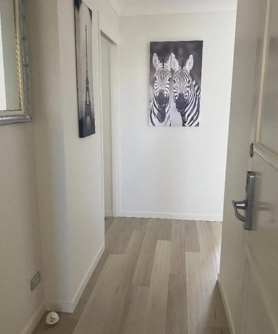 גולד קוסט Charming Broadbeach Unit - Soothing Pool Views אוסטרליה