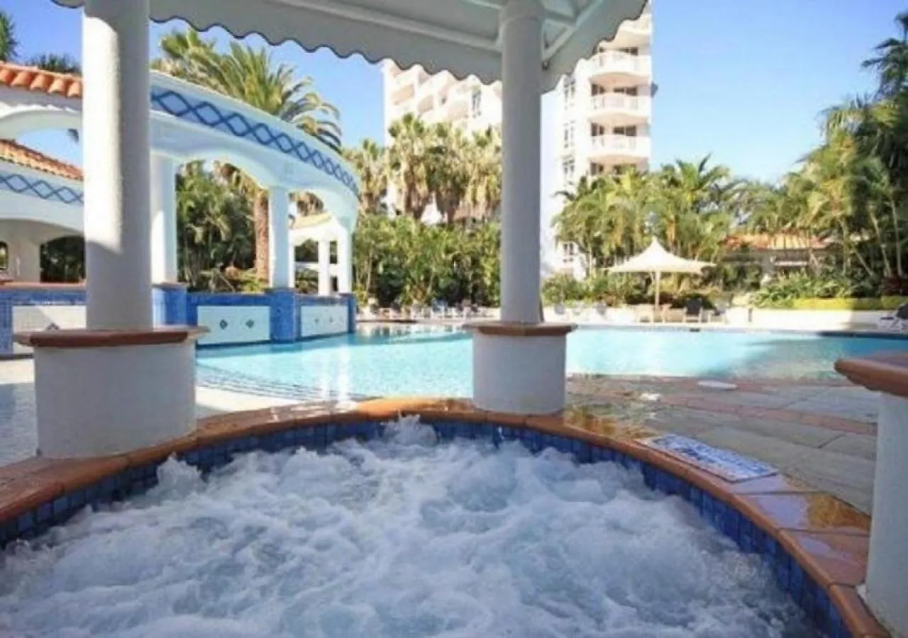 Charming Broadbeach Unit - Soothing Pool Views Gold Coast