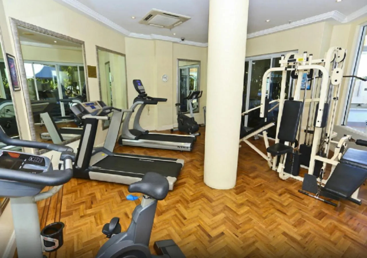 Charming Broadbeach Unit - Soothing Pool Views Gold Coast