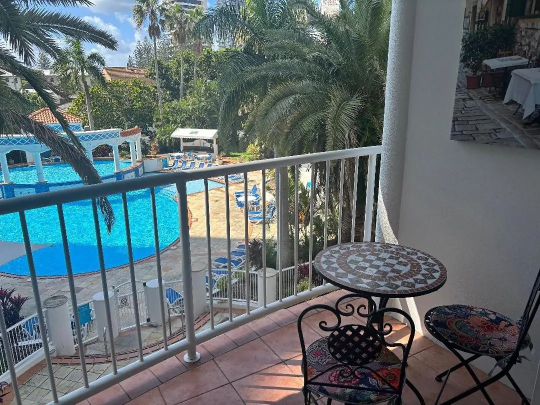Charming Broadbeach Unit - Soothing Pool Views Gold Coast